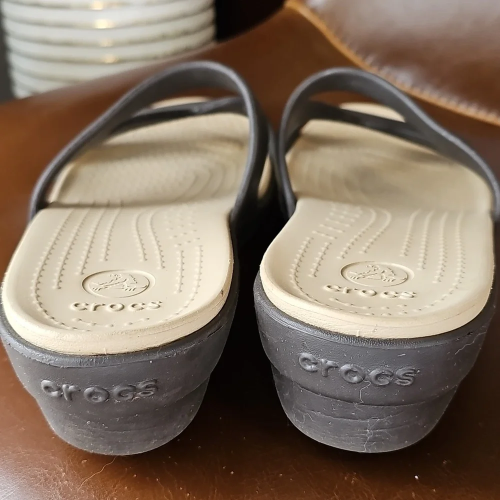 Crocs Patricia II Brown Tan Strappy Wedge Sandals Women’s Size 10